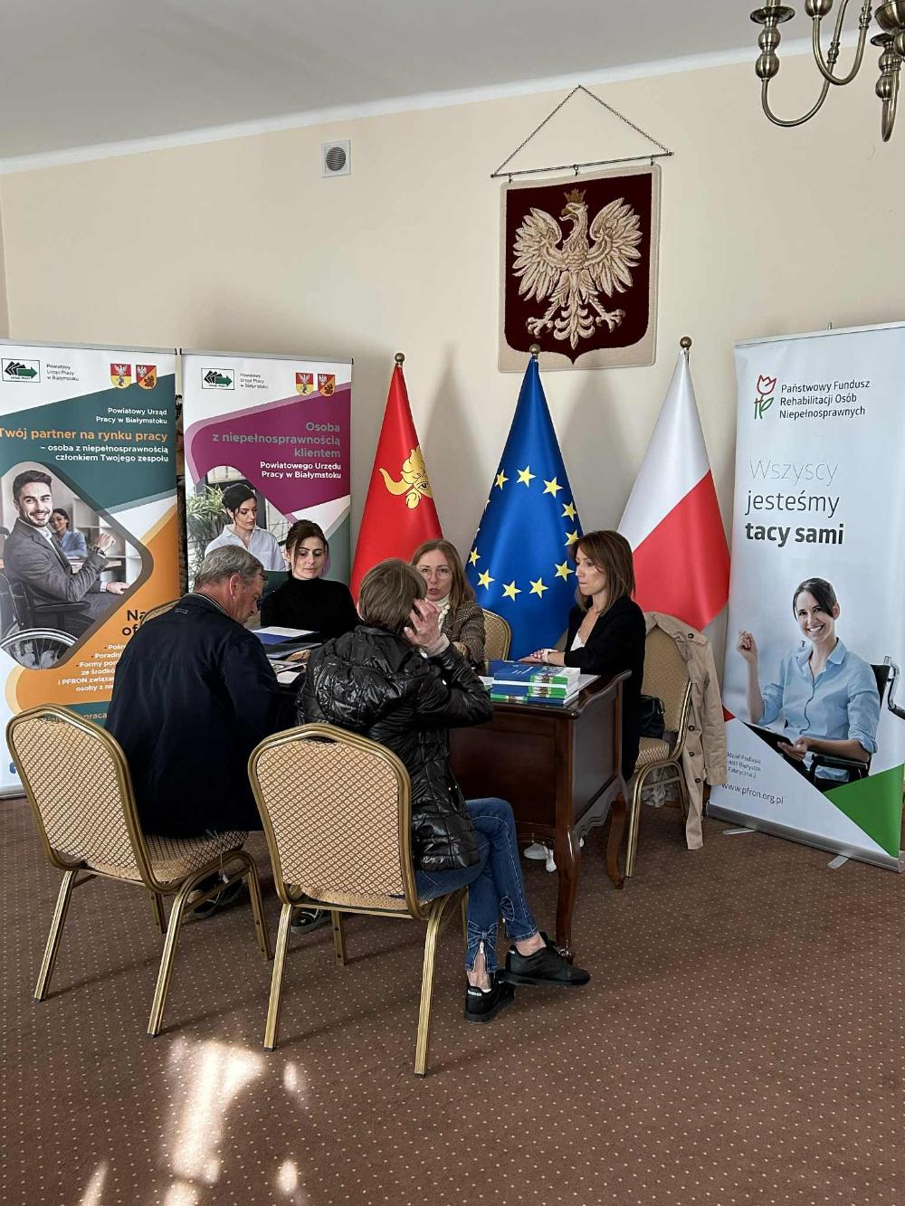 Trzy Panie z Urzędu informują dwie osoby o usługach Urzędu.